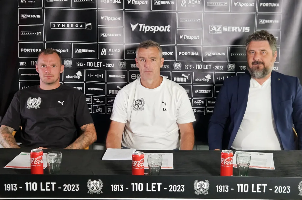 Kapitán Jakub Řezníček, trenér Luděk Klusáček a sportovní manažer Zdeněk Psotka