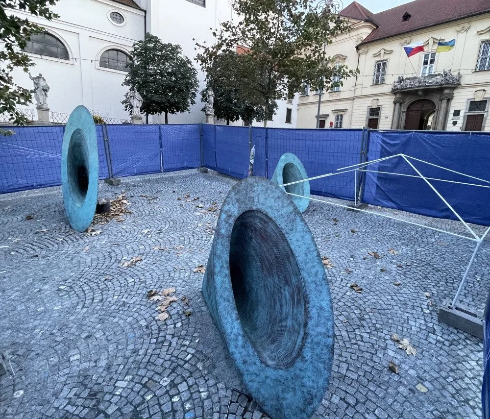 V Brně nainstalovali před radnici zelené kužely, které na náměstí vydrží padesát let