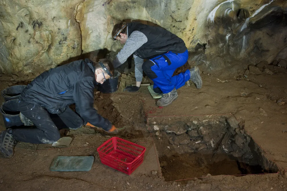 Archeology v Moravském krasu trápí záhadná destička. Neví, ze kdy pochází