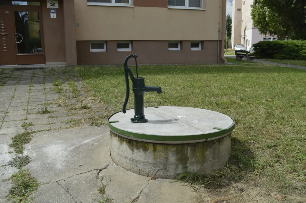 V Hodoníně opravují městské studny. Místní z pump čerpají vodu k zalívání