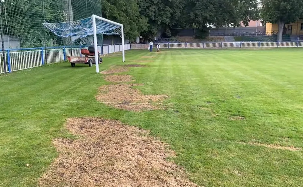 Dáme pět tisíc za dopadení dacana, který nám zničil hřiště, zuří fotbalisté v Břeclavi