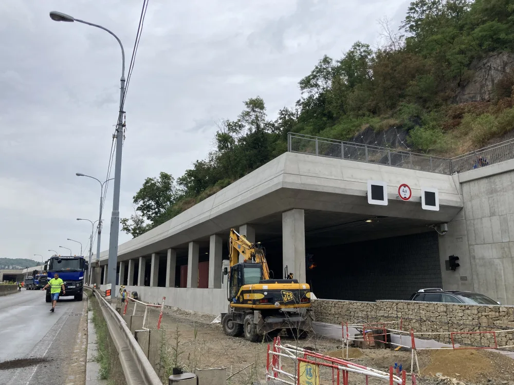 Silničáři v Brně se chlubí novým tunelem. Pustili do něj první řidiče