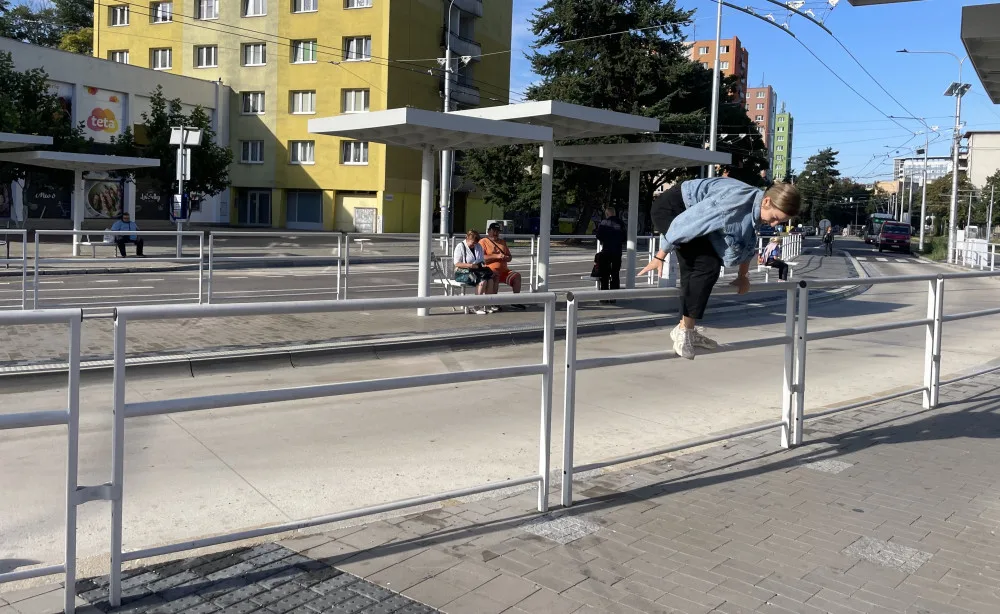 Konec nebezpečného přeskakování. V Brně po půl roce udělali díru v zábradlí
