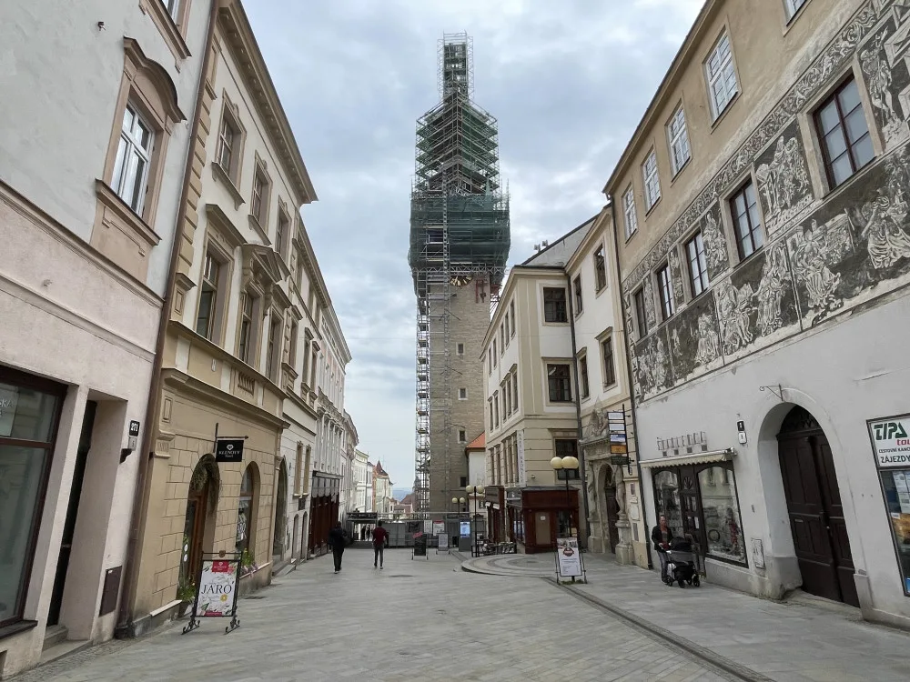 Ve Znojmě nestíhají s opravou věže. Hodně prší, zdůvodňují dělníci