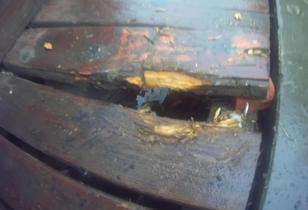 Mladík v brněnském parku vydlabal díru do podlahy, aby osvobodil zatoulaný mobil