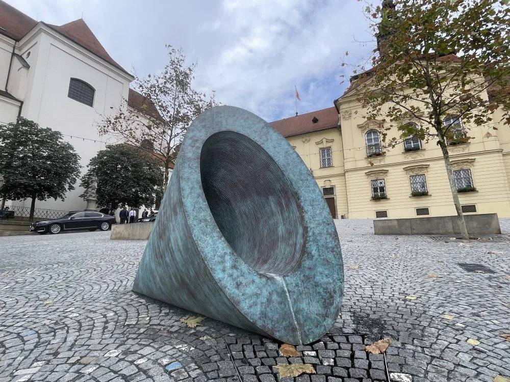 Brno se chlubí novým uměním. Před radnicí má obří kužely, které dělají mlhu