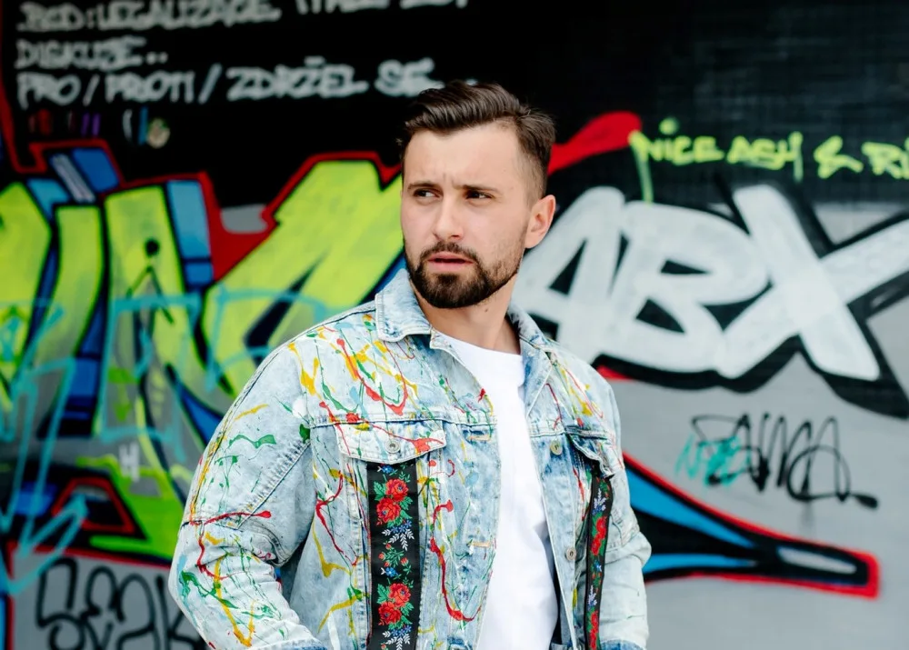 Návrhář z Moravy obléká hvězdy do folkloru. Ikonické džísky ukázal i na Eurovizi