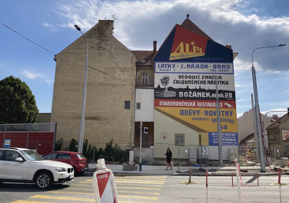 Sokolovnu v Brně ozdobily staré reklamy. Historické nápisy ožily po 90 letech
