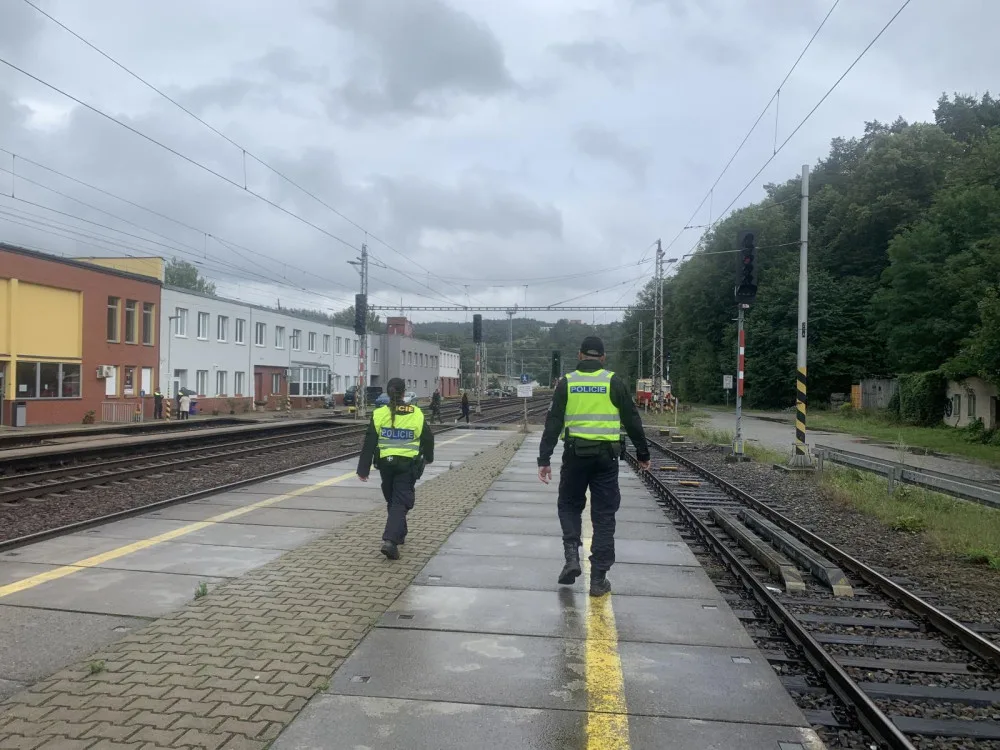 Netoulejte se po kolejích, riskujete život a pokutu, varuje hazardéry policie v Blansku