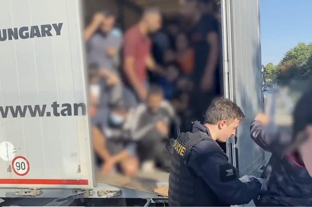 Před policisty na dálnici u Brna utekl řidič kamionu. Ve voze se krčilo 62 migrantů