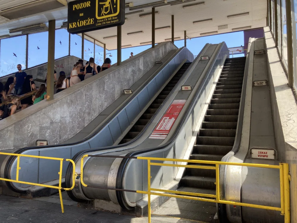 Na nákupy si choďte pěšky. Brno odstavilo lidem eskalátory u nákupního centra