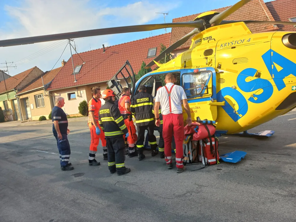Muže u Vyškova zasypala zeď rodinného domu. Těžce zraněného ho ze sutin vytáhli hasiči