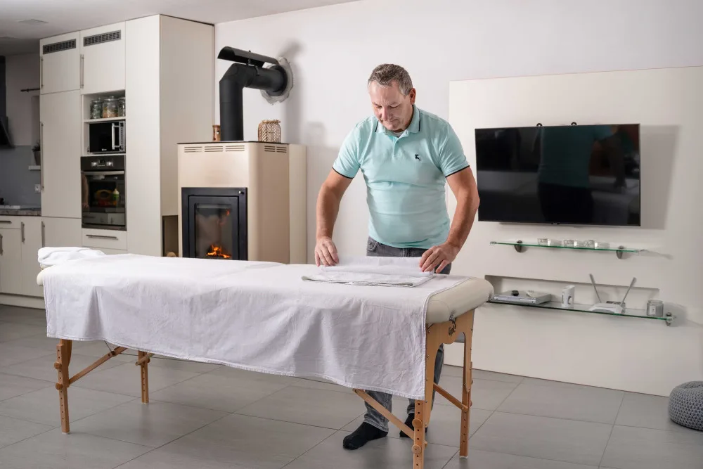 V Brně funguje masér, která je neustále v pohotovosti. Dorazí domů a pomůže od bolesti