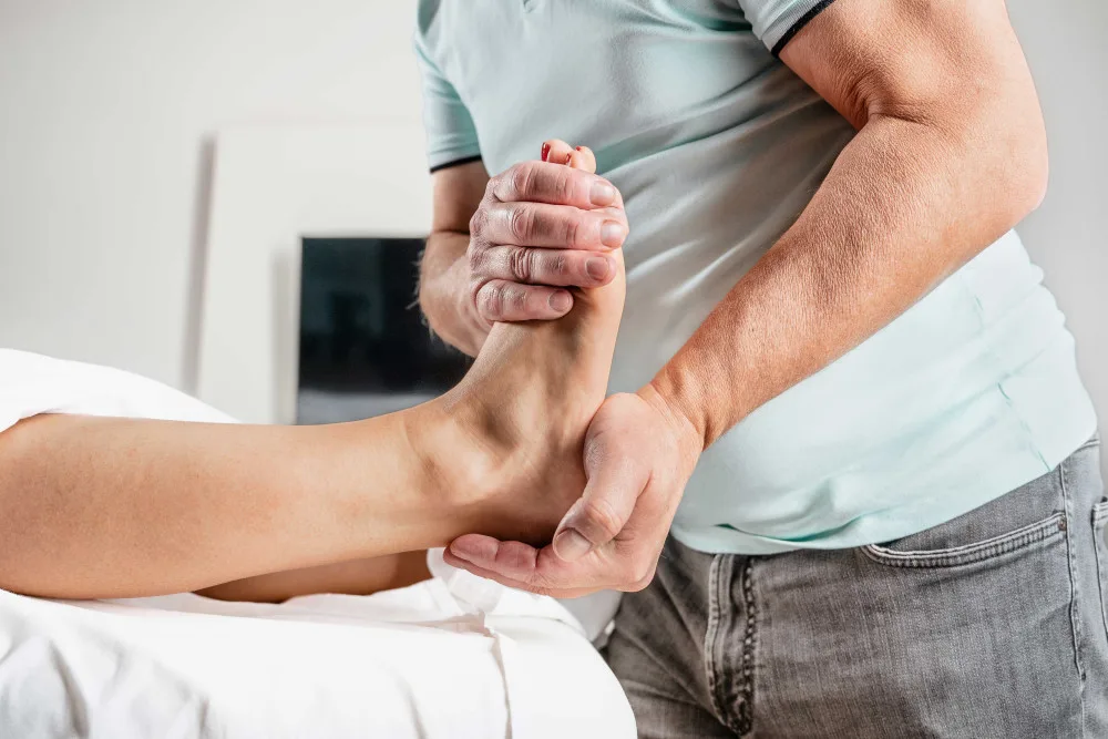 V Brně funguje masér, která je neustále v pohotovosti. Dorazí domů a pomůže od bolesti