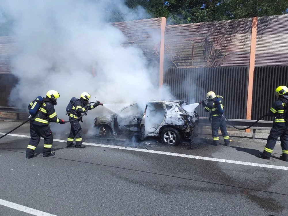 Dálnice z Brna na Prahu stojí. Provoz zastavilo hořící auto