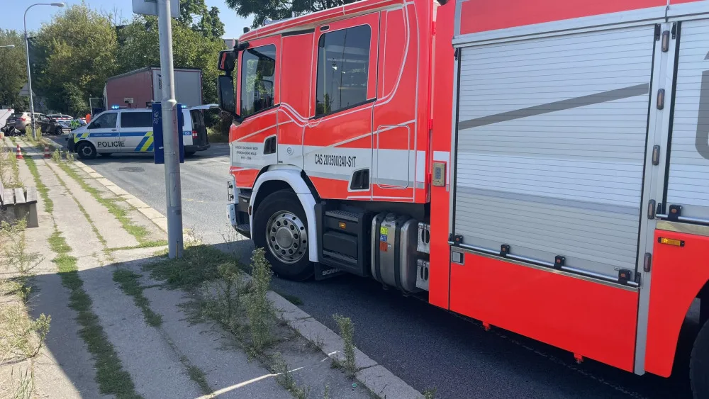 V Brně se srazilo auto s náklaďákem. Řidič osobního auta zemřel