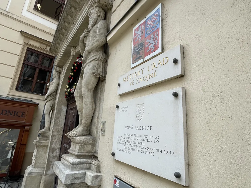 Přijďte na šestou a nebude vám takové teplo, láká Znojmo úředníky do práce