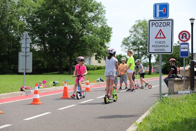 Děti se po prázdninách vracejí do škol. Rodiče by měli školáka na cestu připravit, motoristé by měli zvýšit pozornost