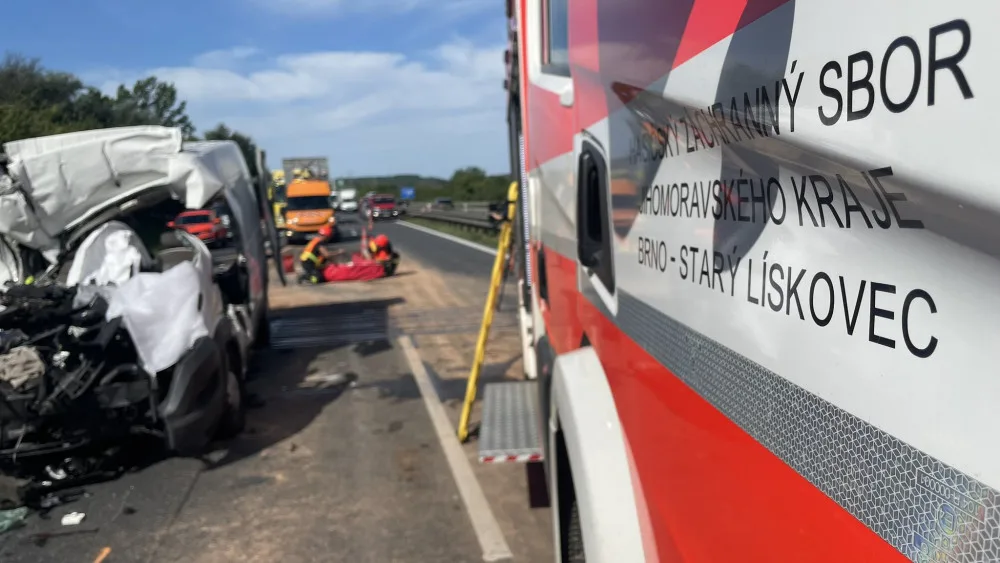 Dálnici D1 u Brna uzavřela tragická nehoda. Po nárazu do náklaďáku zemřel řidič dodávky
