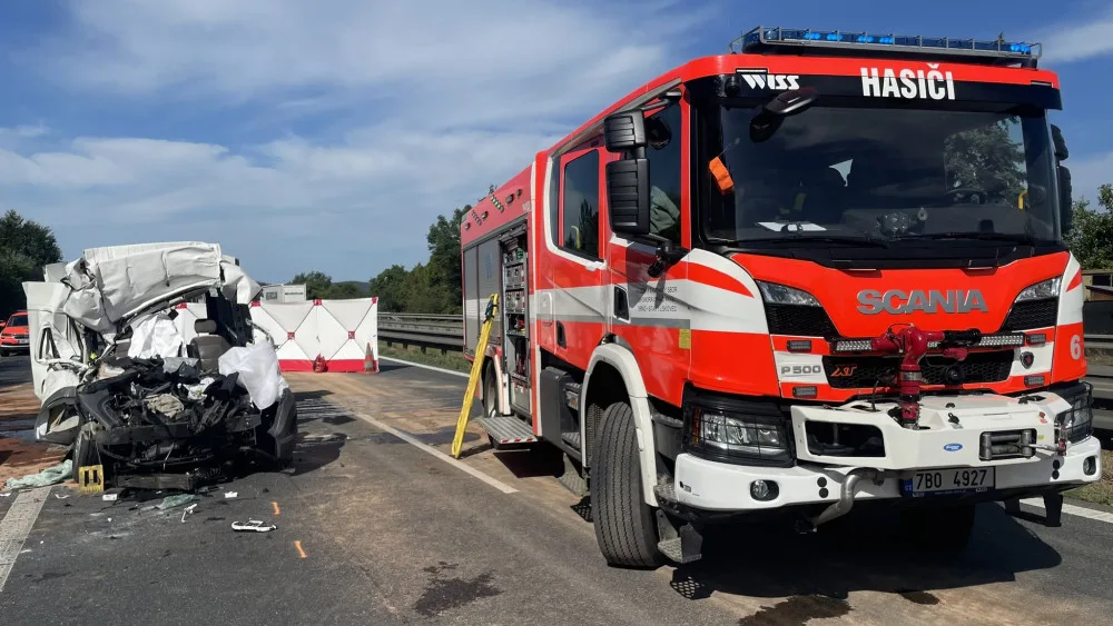Dálnici D1 u Brna uzavřela tragická nehoda. Po nárazu do náklaďáku zemřel řidič dodávky