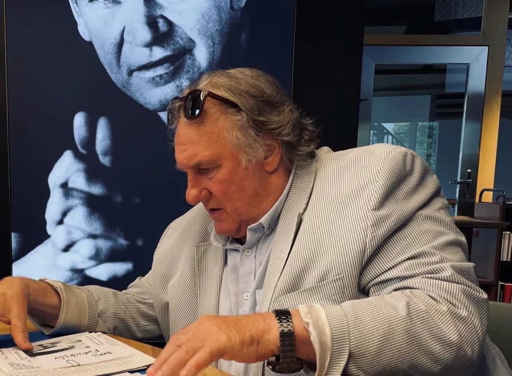 Do Brna přijela francouzská hvězda a přítel Putina. Depardieu uctil památku Kundery