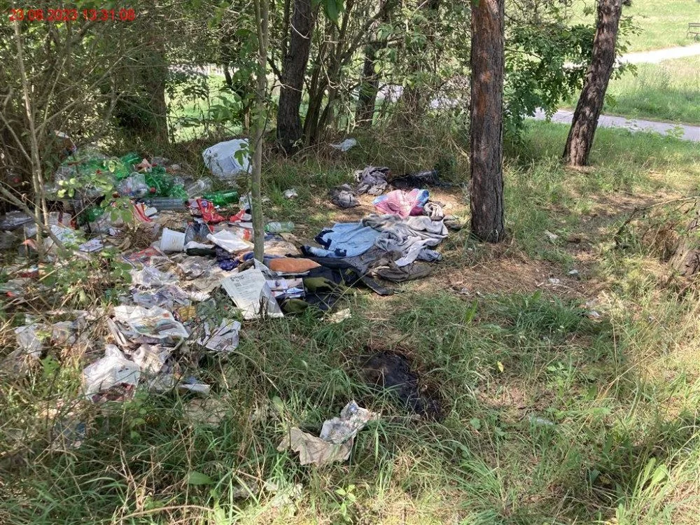 V Brně objevili bezdomovecké doupě. Muž tam žil ve výkalech a s pet flaškami