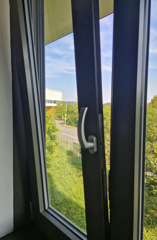 V Brně vypadlo dítě z okna. Buďte opatrní, naléhají na rodiče záchranáři