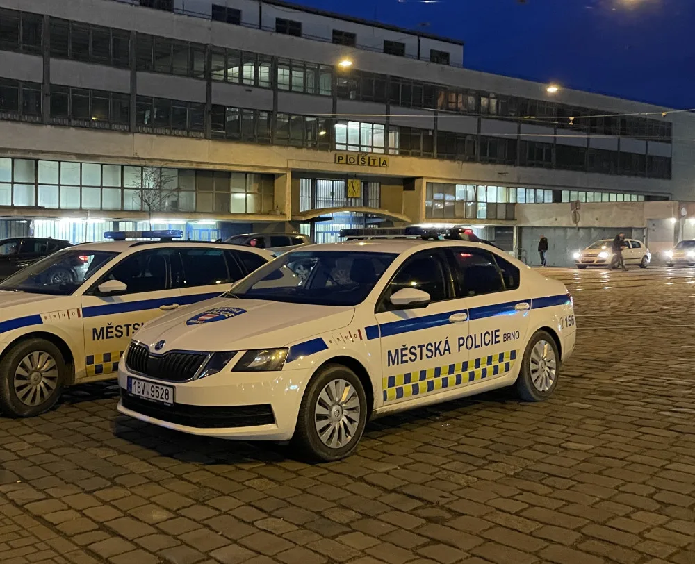 Před nádražím v Brně se strhla hromadná bitka. Rvali se sekuriťáci, Slovák i muž z Brna