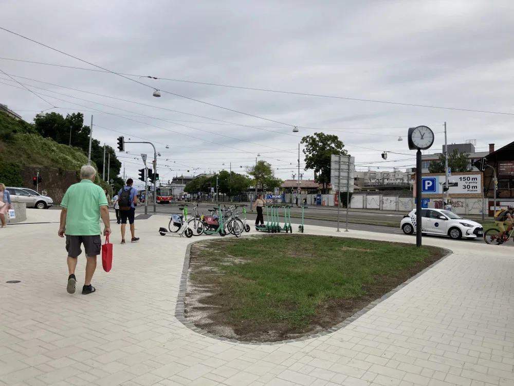 V Brně se lidé prochází po speciální dlažbě. V létě méně pálí a nehlučí na ní koloběžky