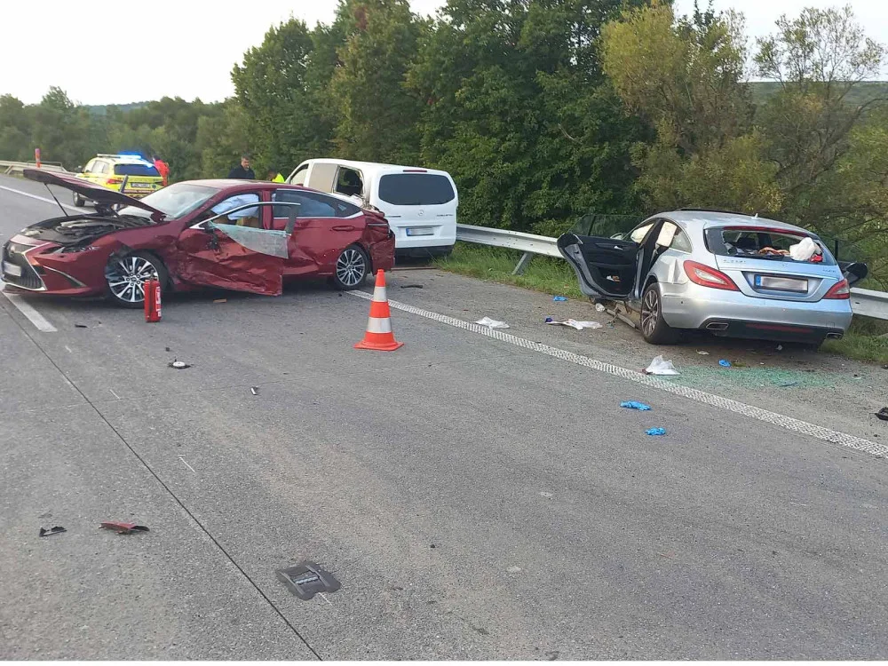 Na dálnici D2 u Hustopečí bourala dvě auta a dodávka. Při nehodě zemřeli dva silničáři