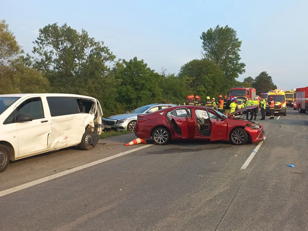 Na dálnici D2 u Hustopečí bourala dvě auta a dodávka. Při nehodě zemřeli dva silničáři