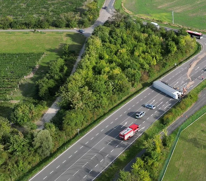 Smrtelná nehoda na hlavním tahu z Brna do Vídně. Senior nedal přednost a vjel pod kamion