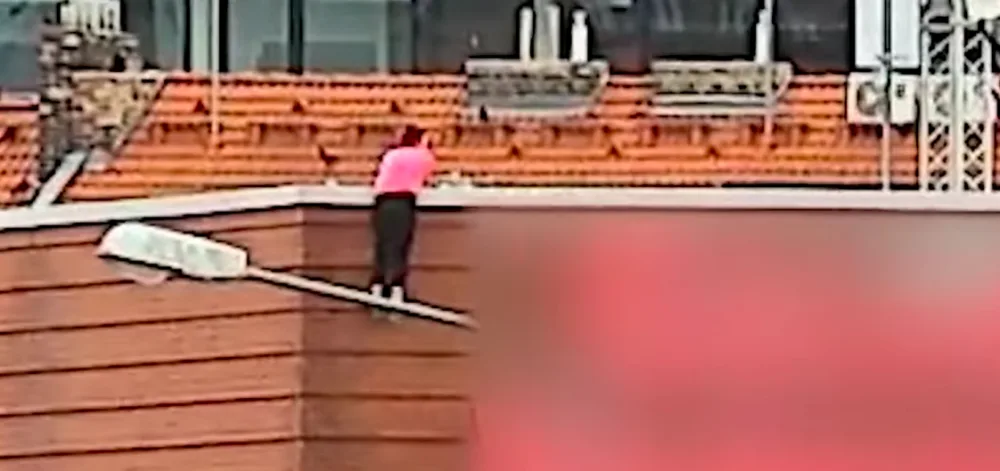 V Brně ukázali záběry, jak zfetovaná žena skáče po střeše obchoďáku