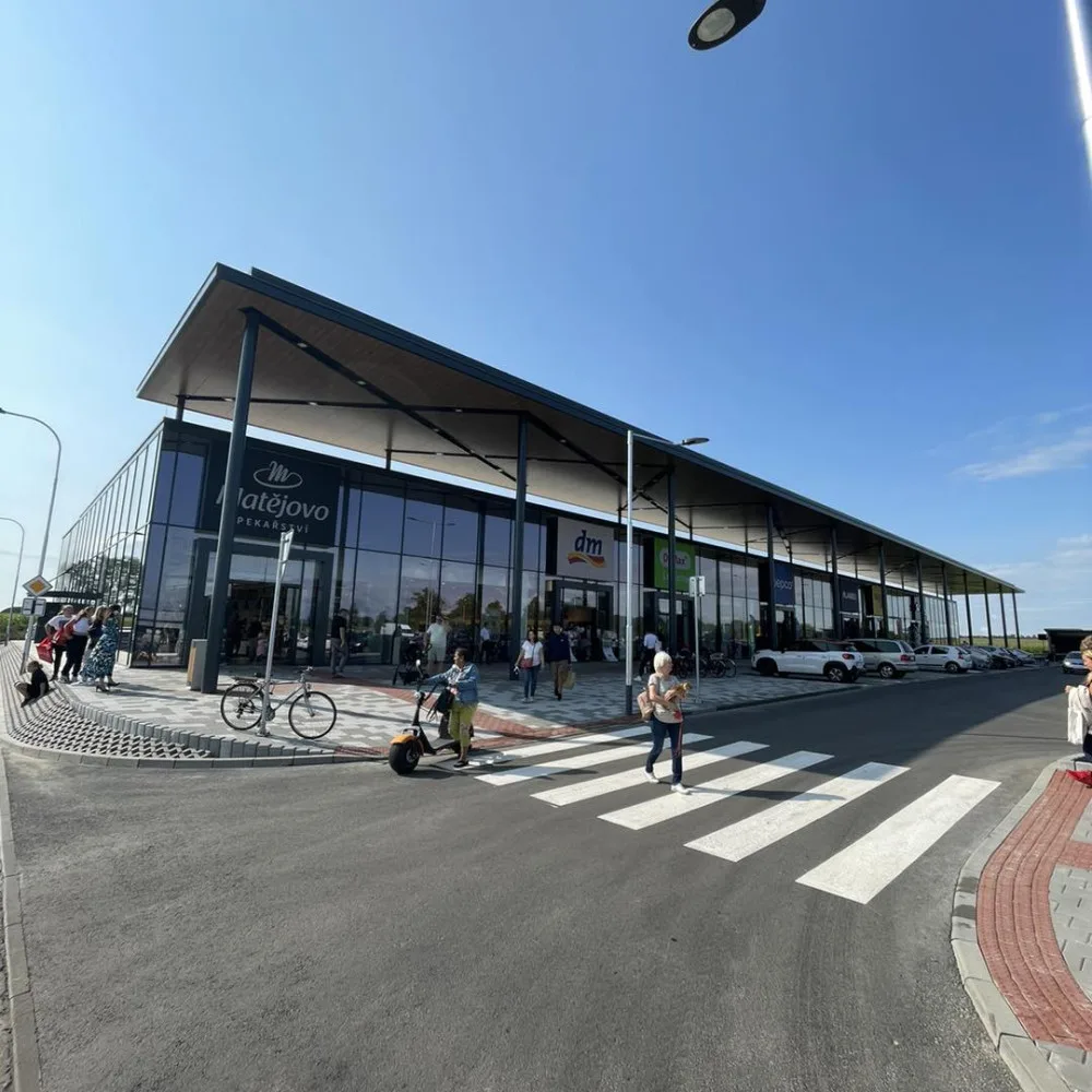 V Pohořelicích u Brna vyrostl nový obchoďák. Otevíráčku lidem pokazil haprující proud