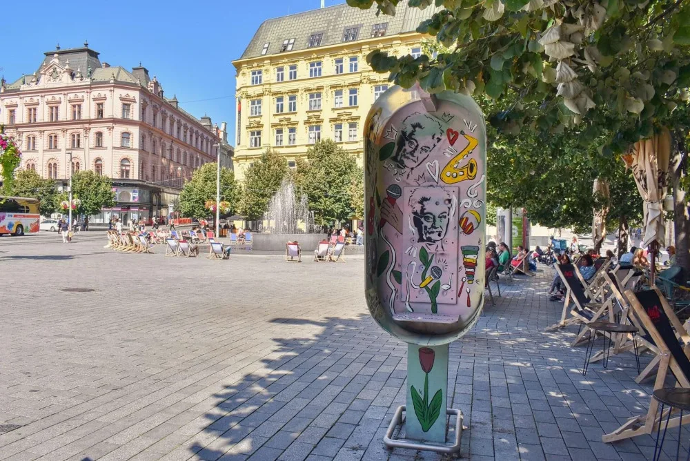 V centru Brna ožily telefonní budky. Nesou podobu slavných osobností