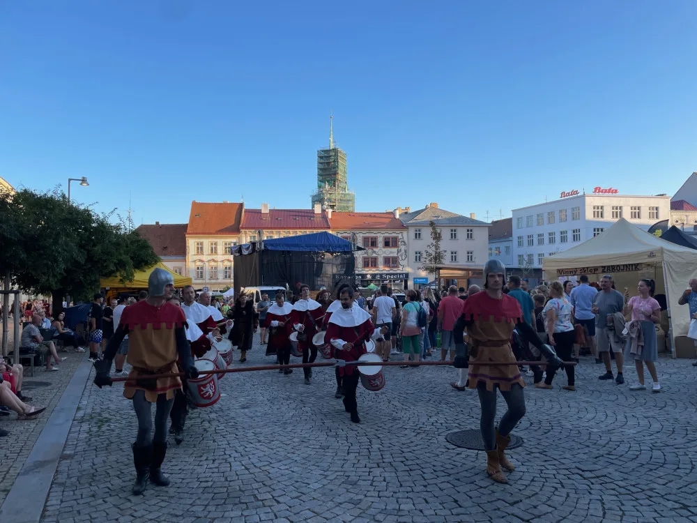 Tisíce lidí ve Znojmě pije víno a oslavuje Jana Lucemburského. Vypuklo historické vinobraní