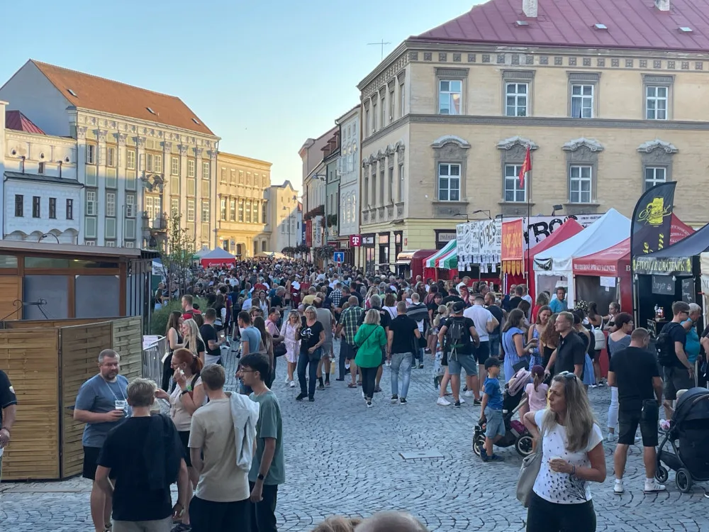 Tisíce lidí ve Znojmě pije víno a oslavuje Jana Lucemburského. Vypuklo historické vinobraní