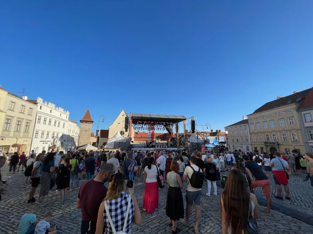 Tisíce lidí ve Znojmě pije víno a oslavuje Jana Lucemburského. Vypuklo historické vinobraní