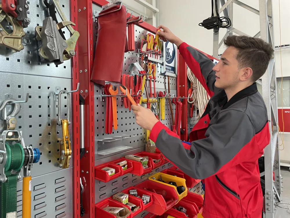 Třídy jsou plné mladých elektrikářů, libují si školy i energetické firmy