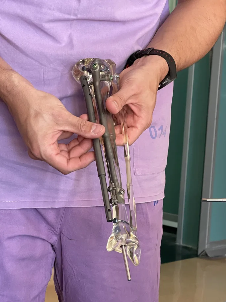 Malá Lucinka se narodila s jednou nohou kratší. Po operaci v Brně si ji sama prodlužovala