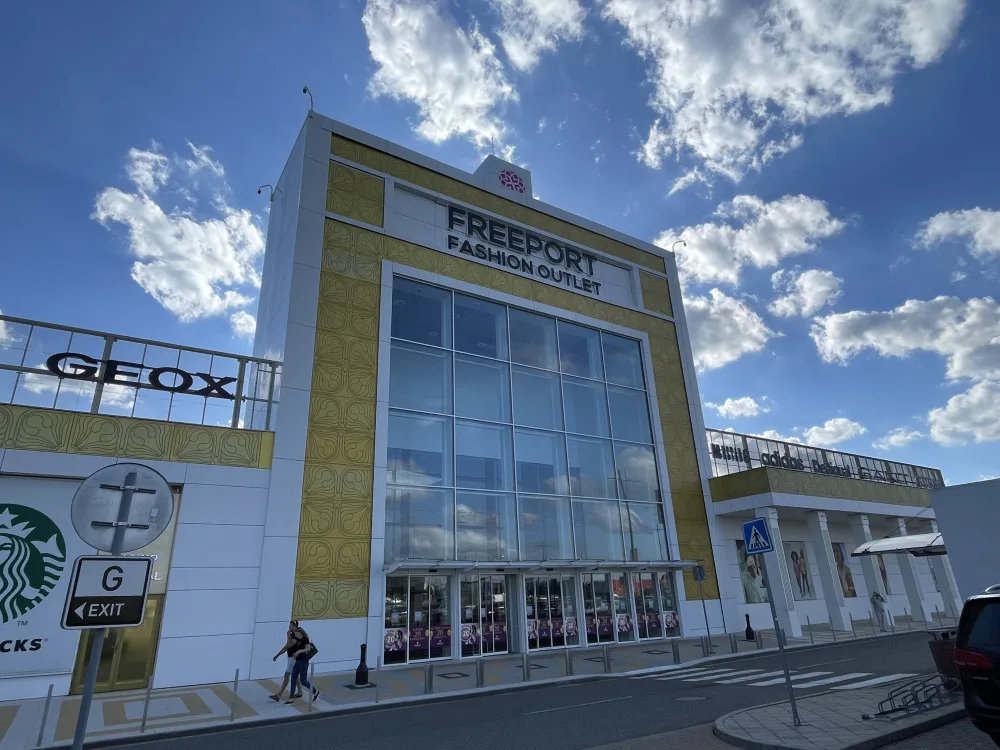 Češi jdou po slevách a nakonec utratí více než Rakušané, všímá si nejstarší outletové centrum