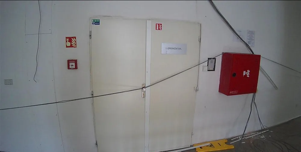 Muž v brněnské nemocnici se bál o lékaře a vyrval ze zdi kabely. Asi jsem si šlehl, vysvětlil