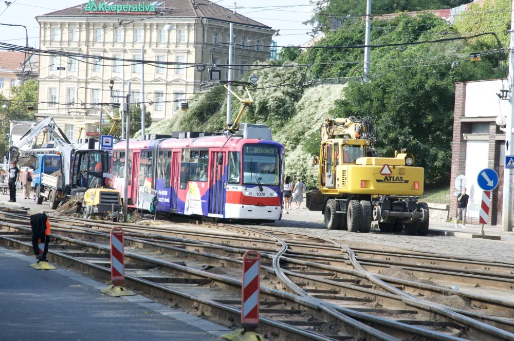 Šaliny před hlavním nádražím v Brně dostanou nové koleje. Výměna omezí cestující i chodce