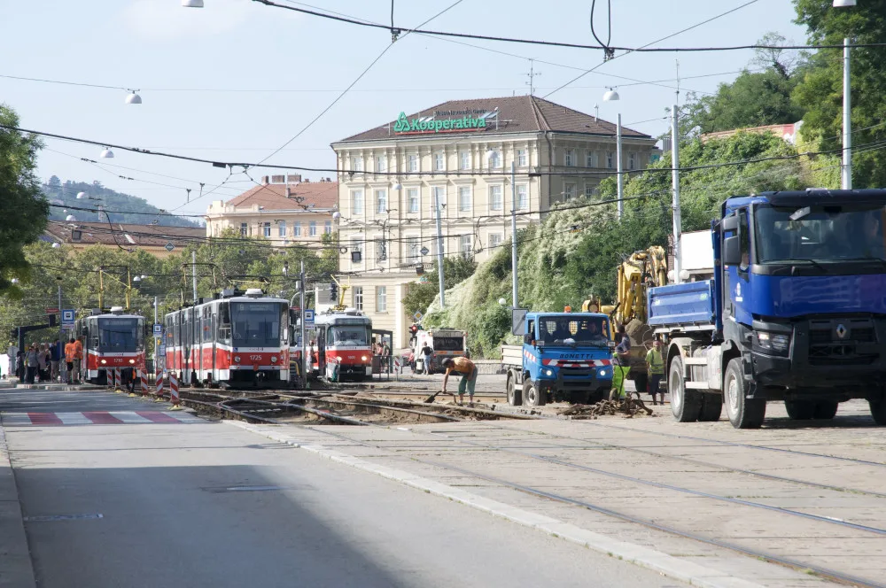Šaliny před hlavním nádražím v Brně dostanou nové koleje. Výměna omezí cestující i chodce