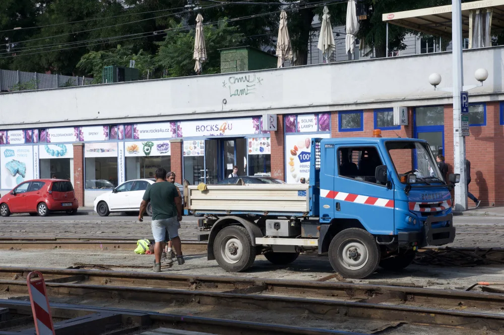 Šaliny před hlavním nádražím v Brně dostanou nové koleje. Výměna omezí cestující i chodce