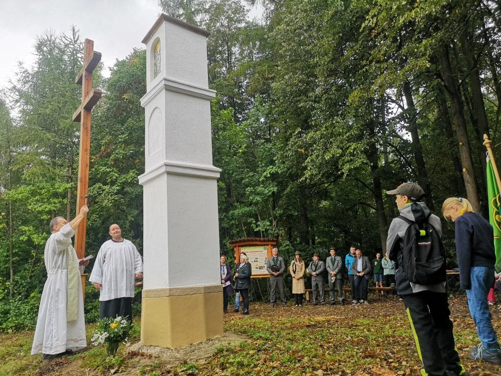 Brněnské lesy opravily posvátné místo u Svitav. Stará boží muka ukrývají relikvie