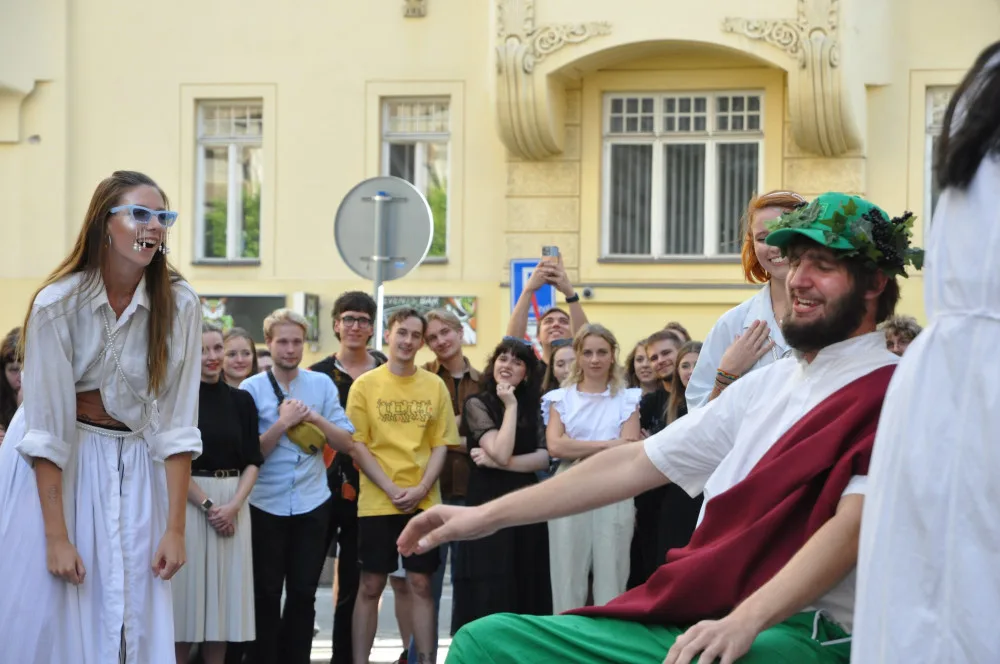 Průvod odstartoval před Divadelní fakultou v Mozartově ulici