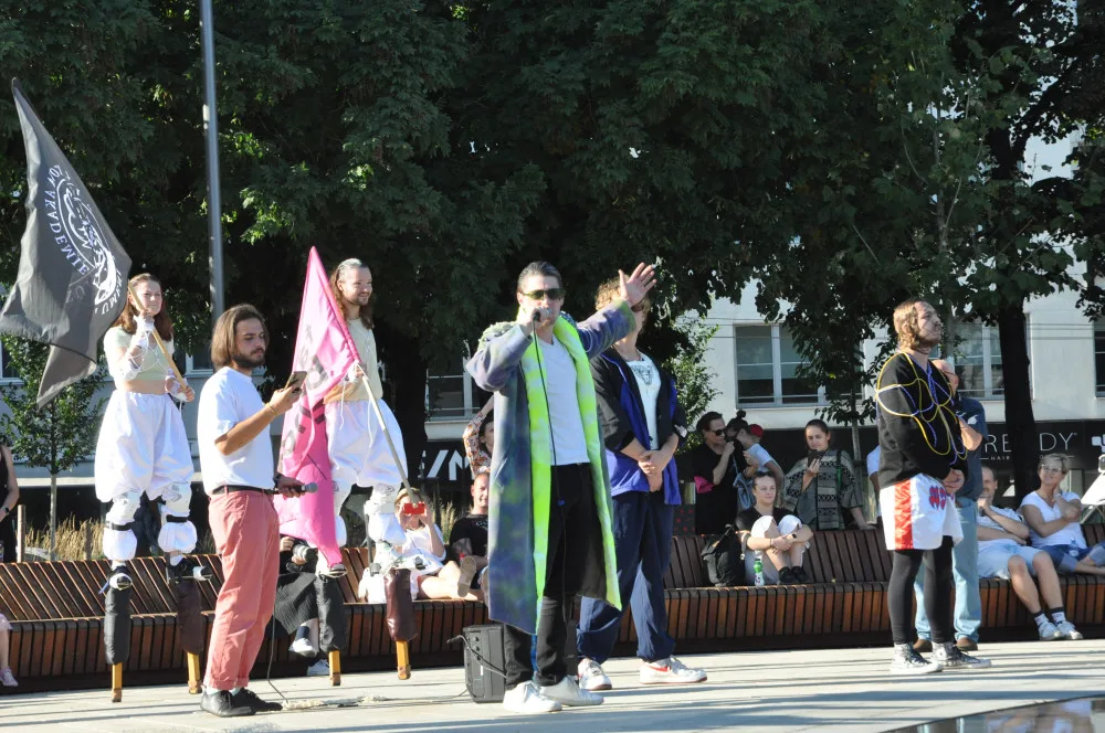 Průvod studenti zakončili rappovým soubojem tří antických básníků