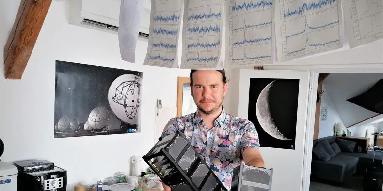 Norbert Werner s modely nanosatelitů, které již ve vesmíru snímají hvězdné gama záření.