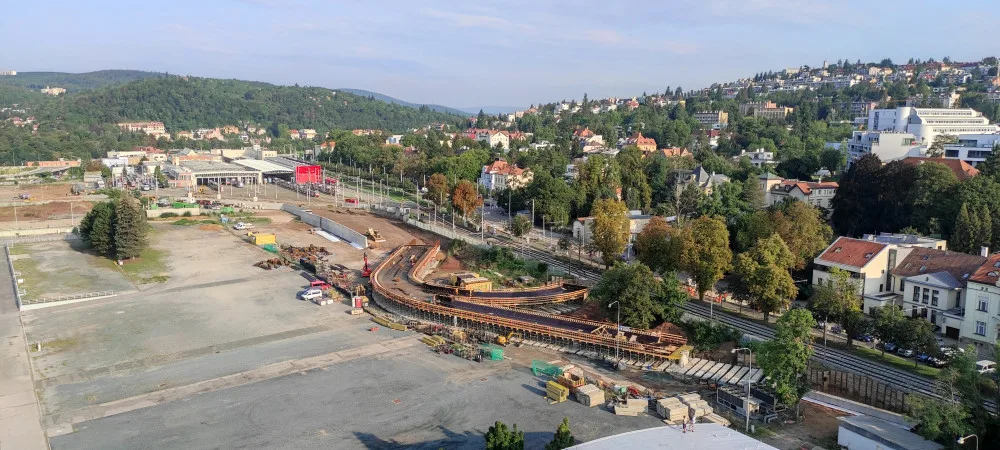 Brno sledovalo betonáž mostu v Pisárkách. Beton by vystačil na tři fotbalová hřiště